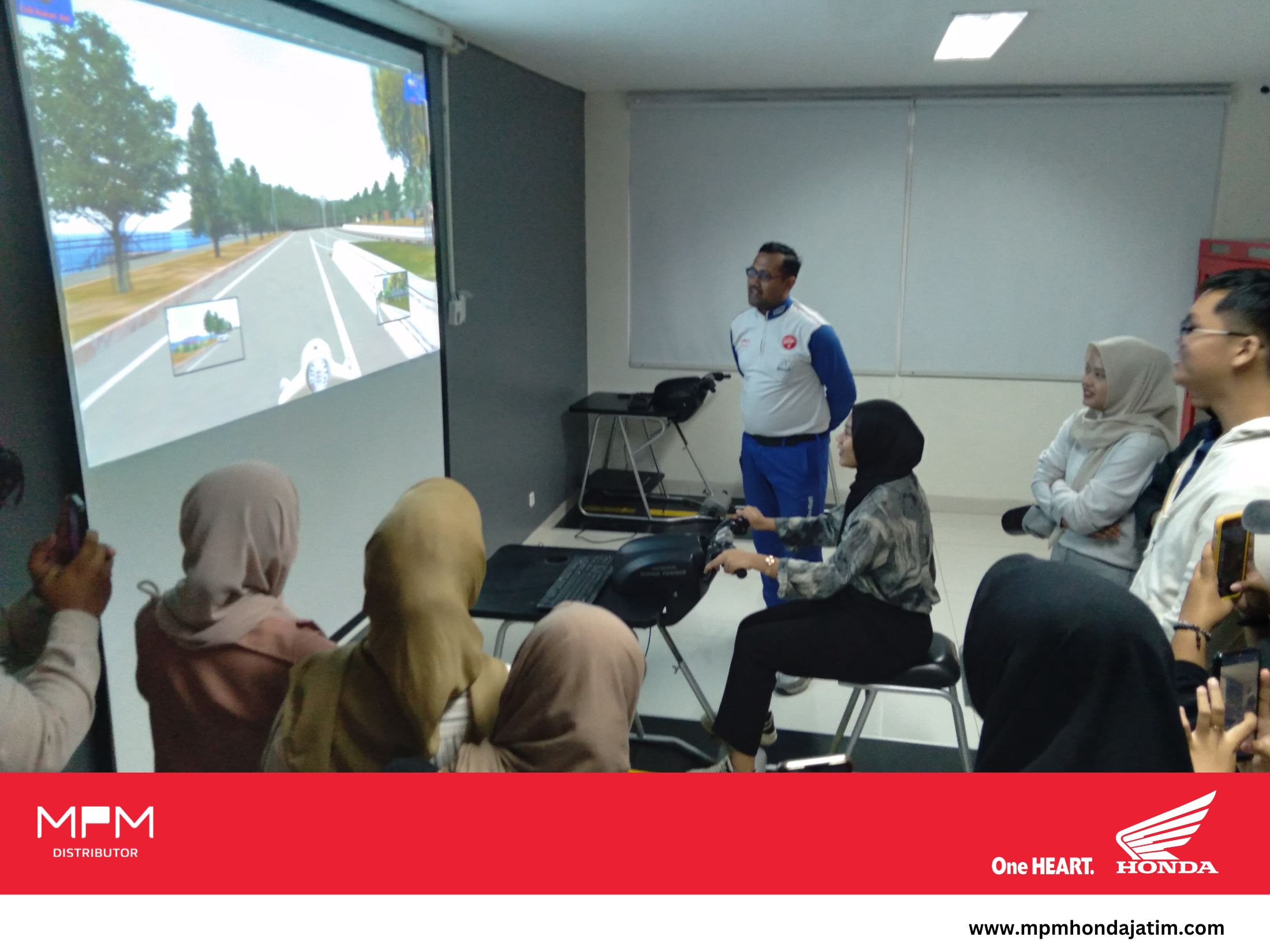 Generasi #Cari_Aman Bersama Mahasiswa UNESA di MPM Safety Riding Center.